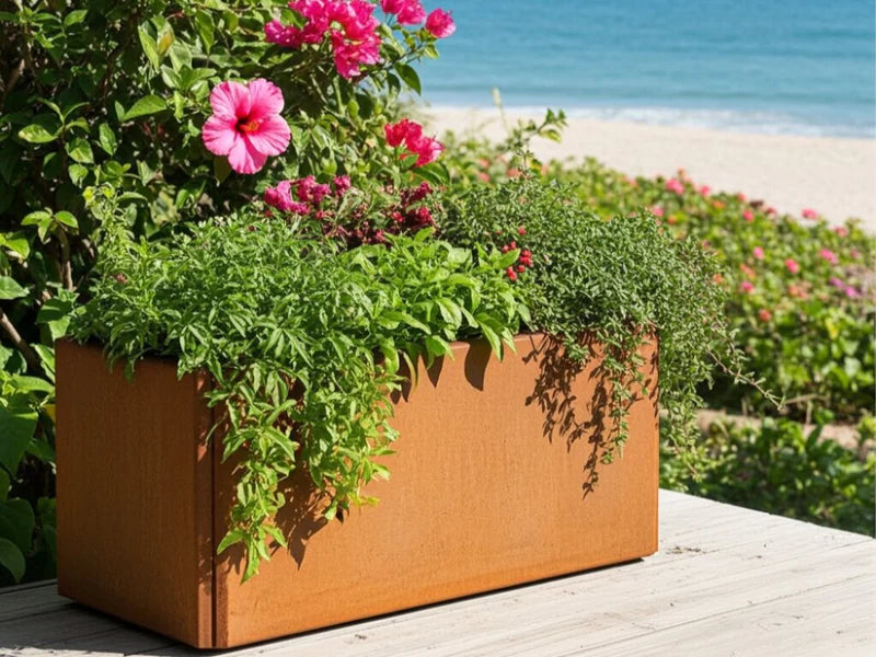 EDGY kompakt plantekasse i cortenstål på terrasse ved sjø