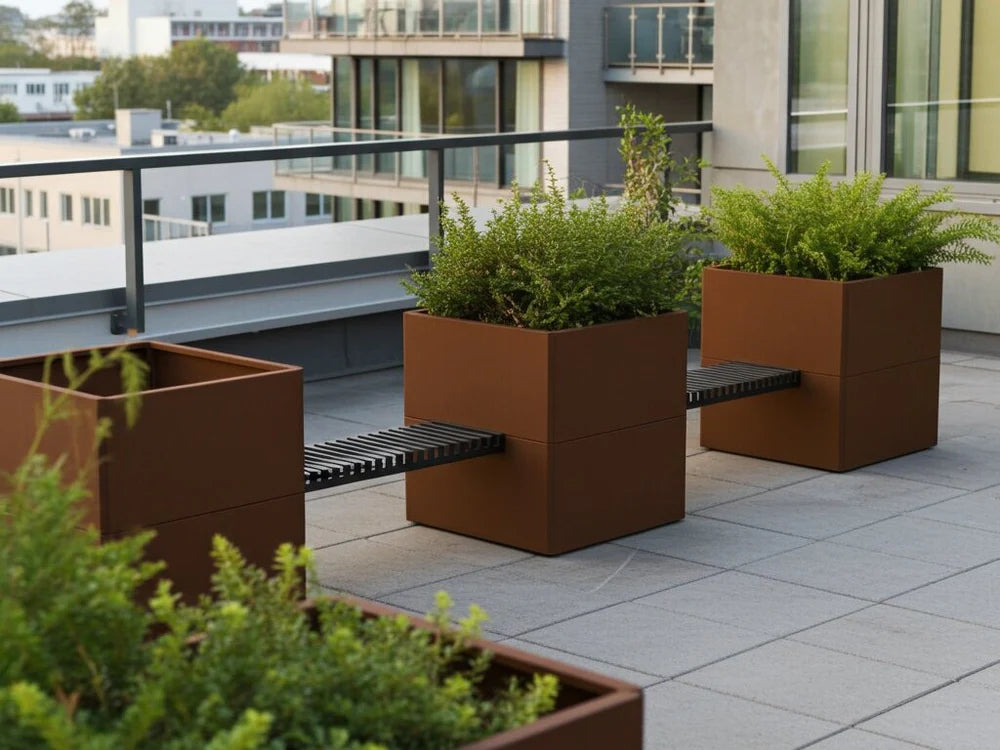 EDGY plantekasser i cortenstål med integrert benk på takterrasse