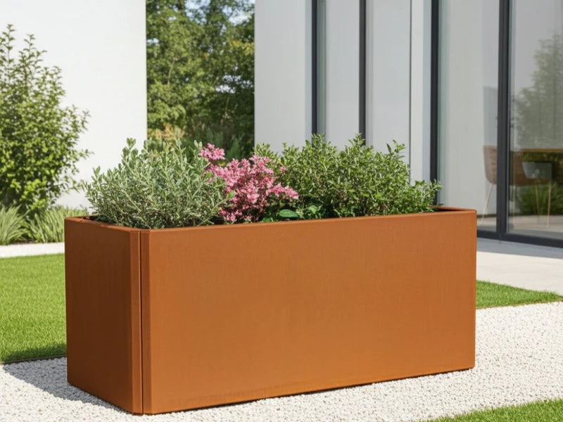 EDGY rektangulær plantekasse i cortenstål med blomster på moderne terrasse