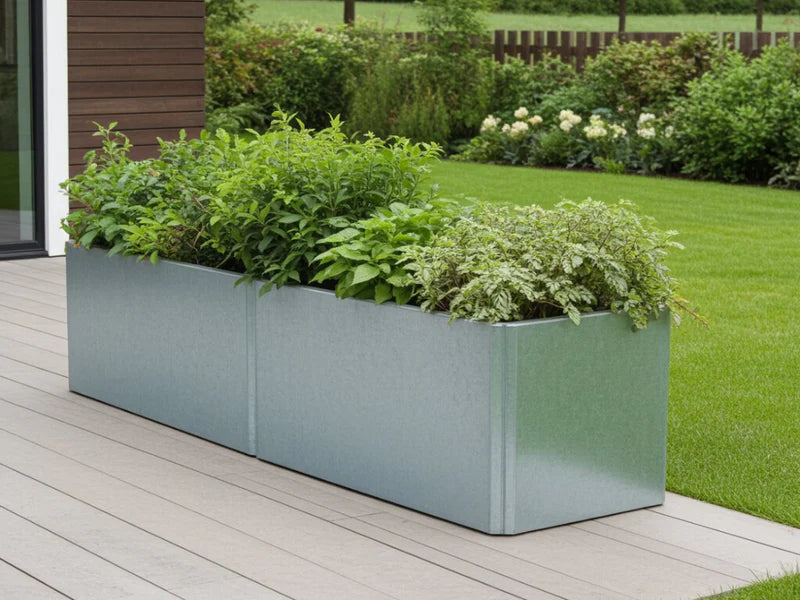 Ekstra lang EDGY plantekasse i galvanisert stål plassert langs terrasse