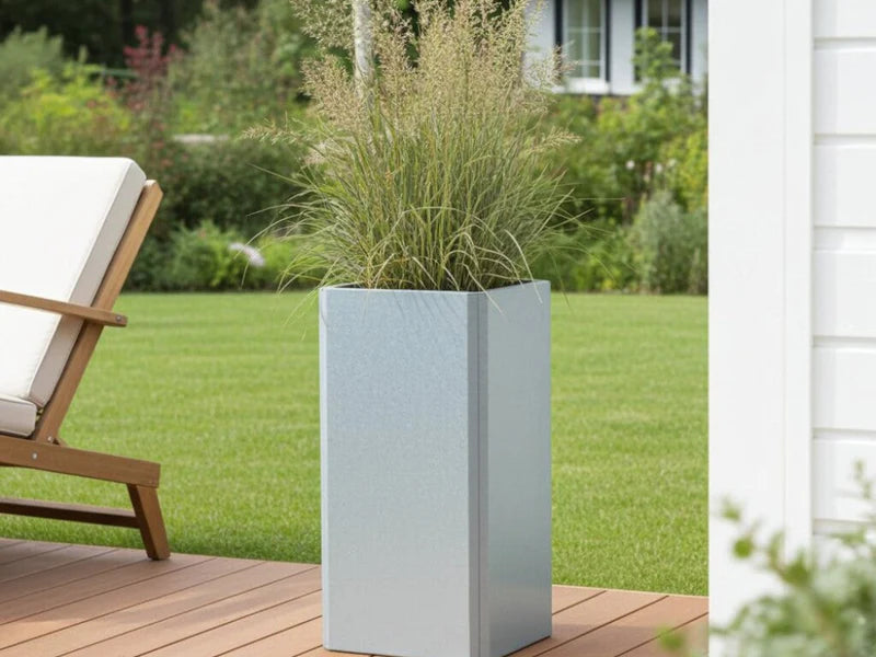 EDGY høy kvadratisk plantekasse i galvanisert stål med prydgress