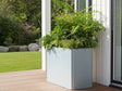EDGY høy rektangulær plantekasse i galvanisert stål ved fasade