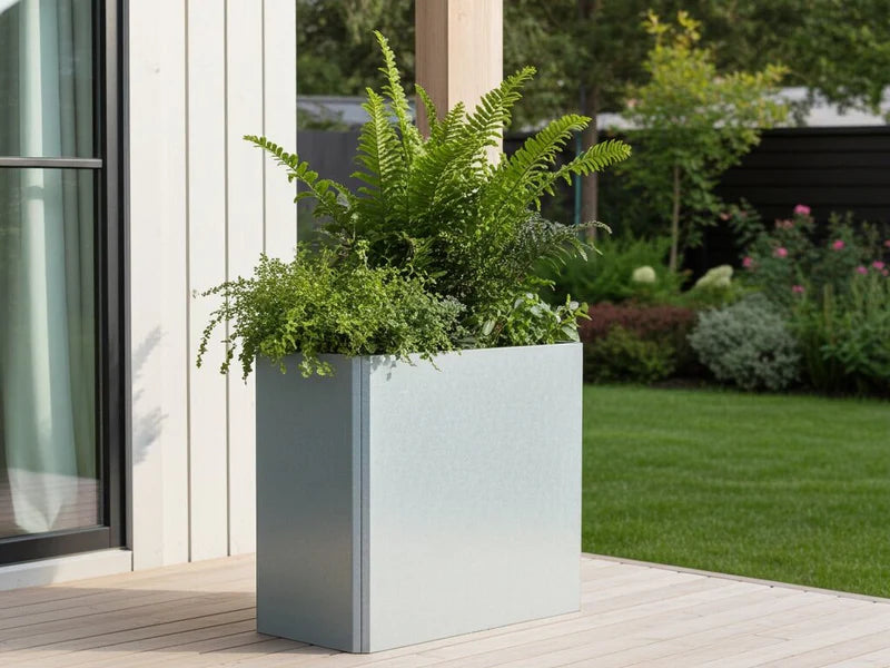 EDGY høy rektangulær plantekasse i galvanisert stål med bregne