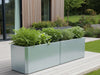 Lange lav EDGY plantekasser i galvanisert stål på terrasse