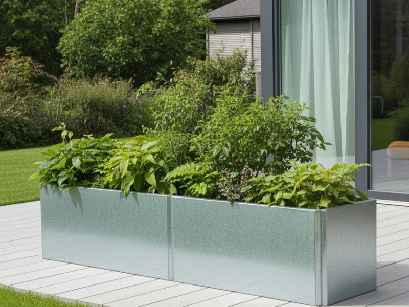 EDGY lang lav plantekasse i galvanisert stål med tett grønn beplantning