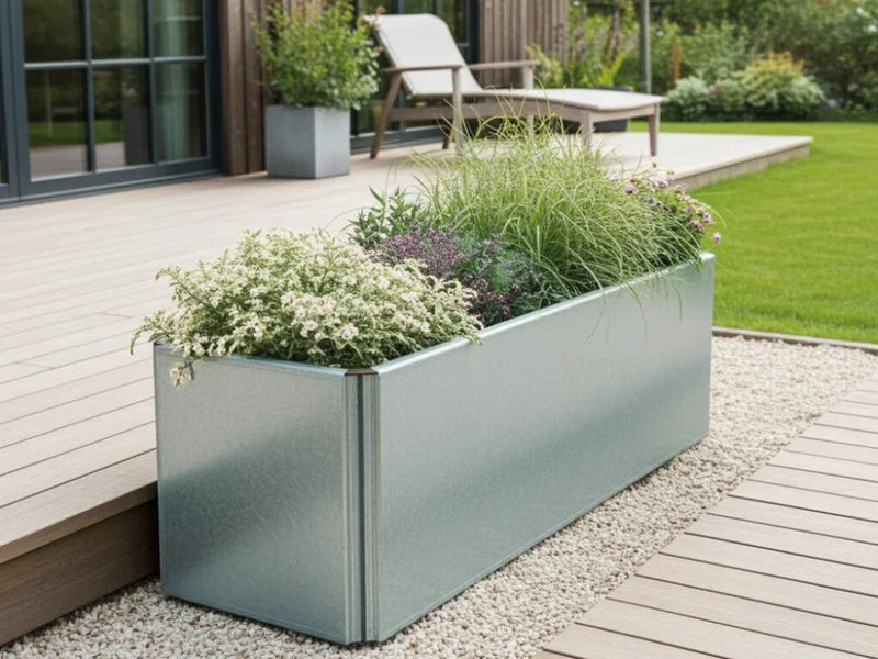 EDGY lav rektangulær plantekasse i galvanisert stål på terrasse