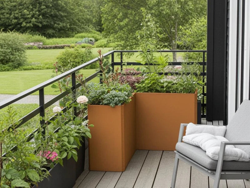 EDGY vinkel plantekasse i cortenstål i høy modell på balkong
