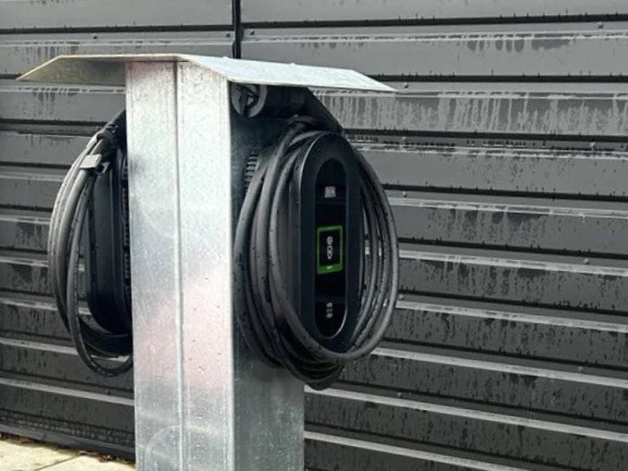 Elbillader montert på frittstående stolpe i galvanisert stål