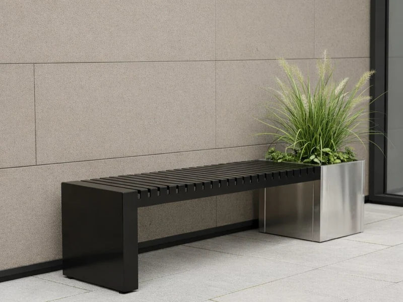 Endebenk i sort stål til terrasse eller inngangsparti