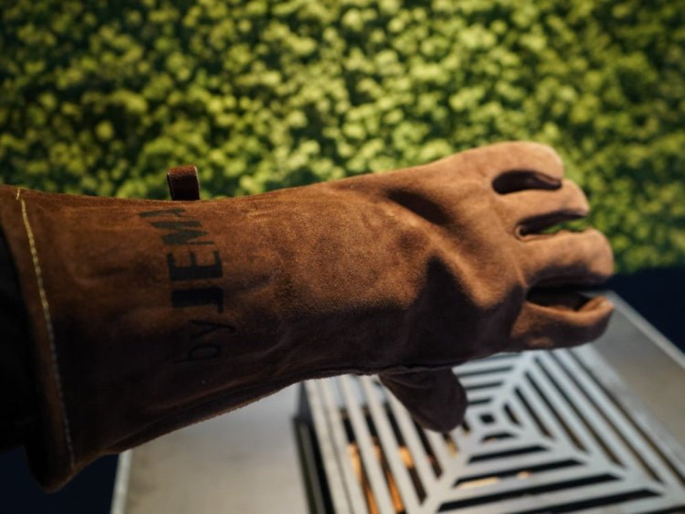 Grillhansker i lær i bruk ved bålgrill