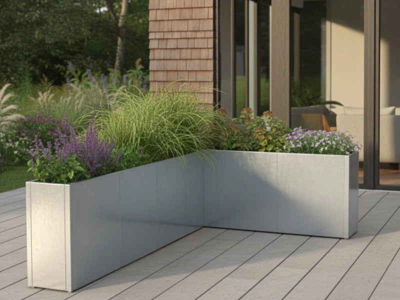 Metallhøybed i hjørneform med blomstrende planter