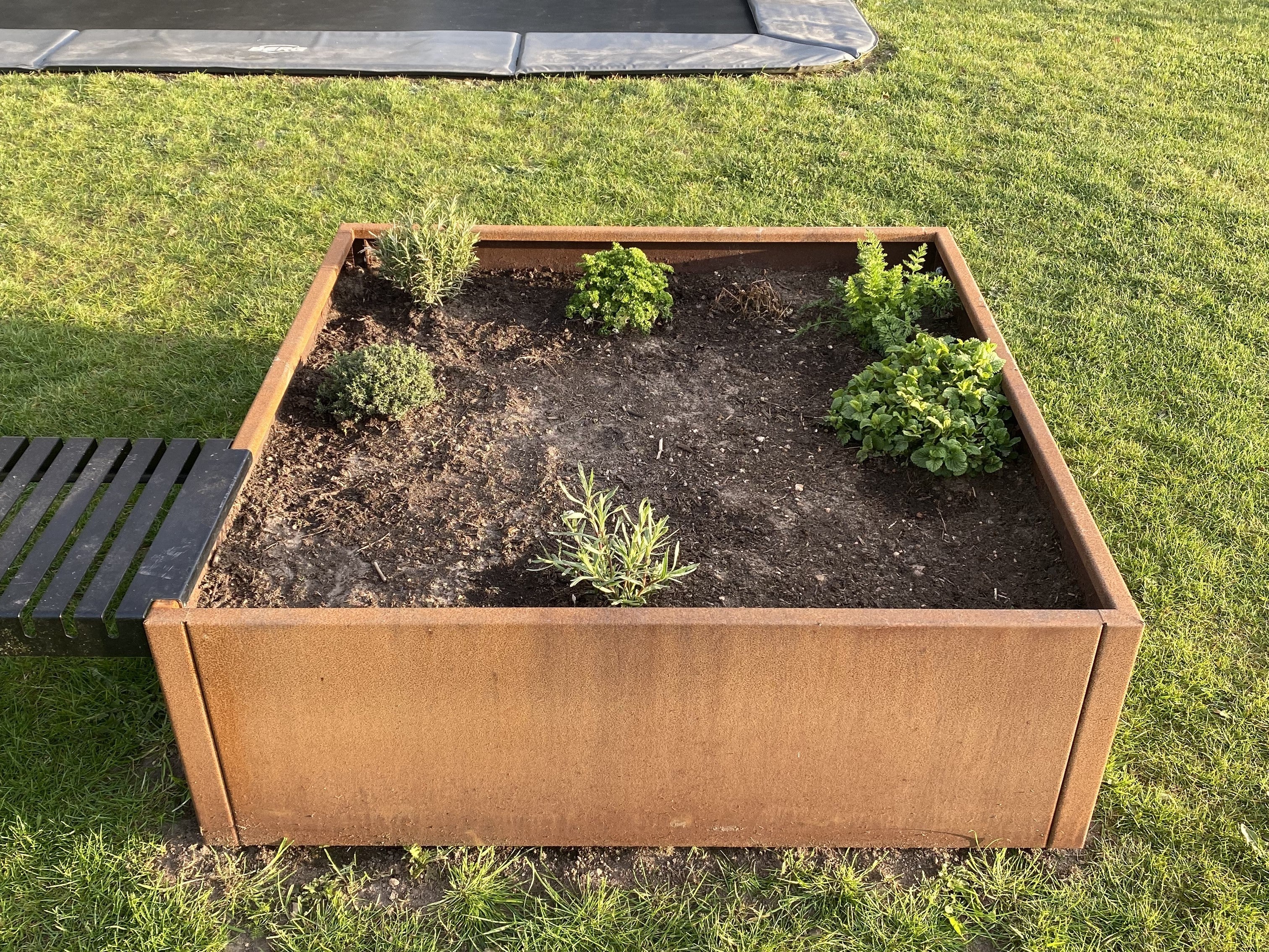 hoejbede-cortenstaal-cuby1-no