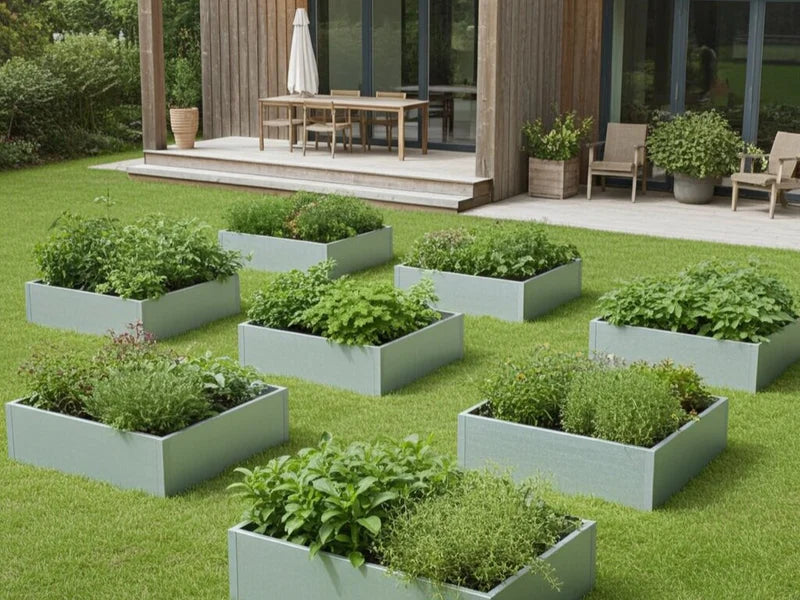 Flere høybed i galvanisert stål med planter ved terrasse