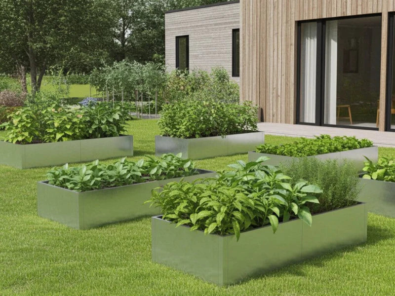 Høybed i galvanisert stål med urter og grønnsaker i moderne hage