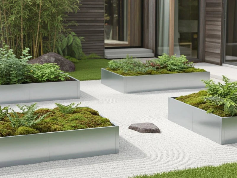 Høybed i galvanisert stål med mose og bregner i minimalistisk hage