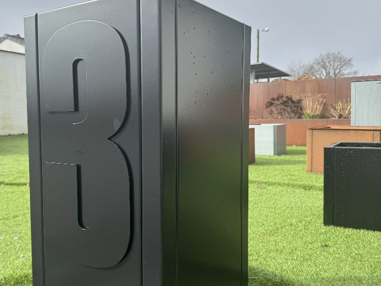 husnummer-sortlakeret1-12-no