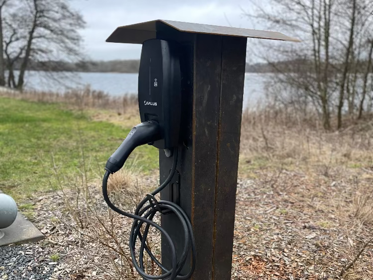 Sidevisning av frittstående ladestasjon i cortenstål