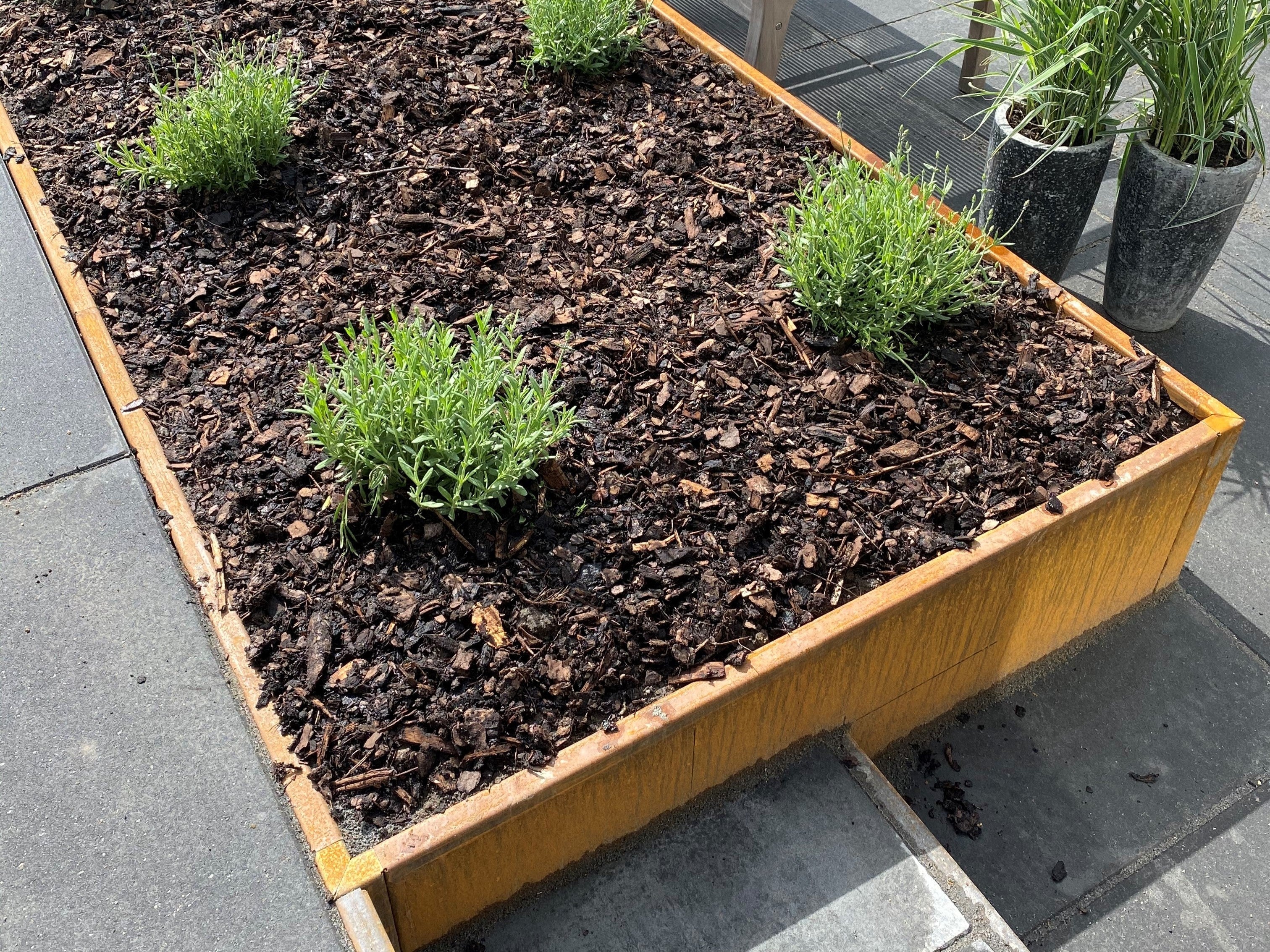 lav-plantekasse-ved-trappe-no