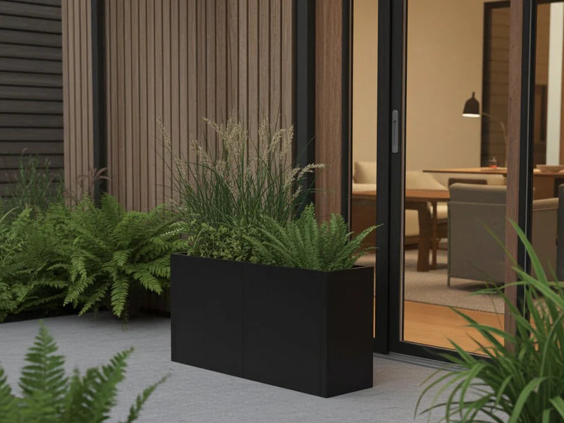 Minimalistisk plantekasse i svart stål med bregner