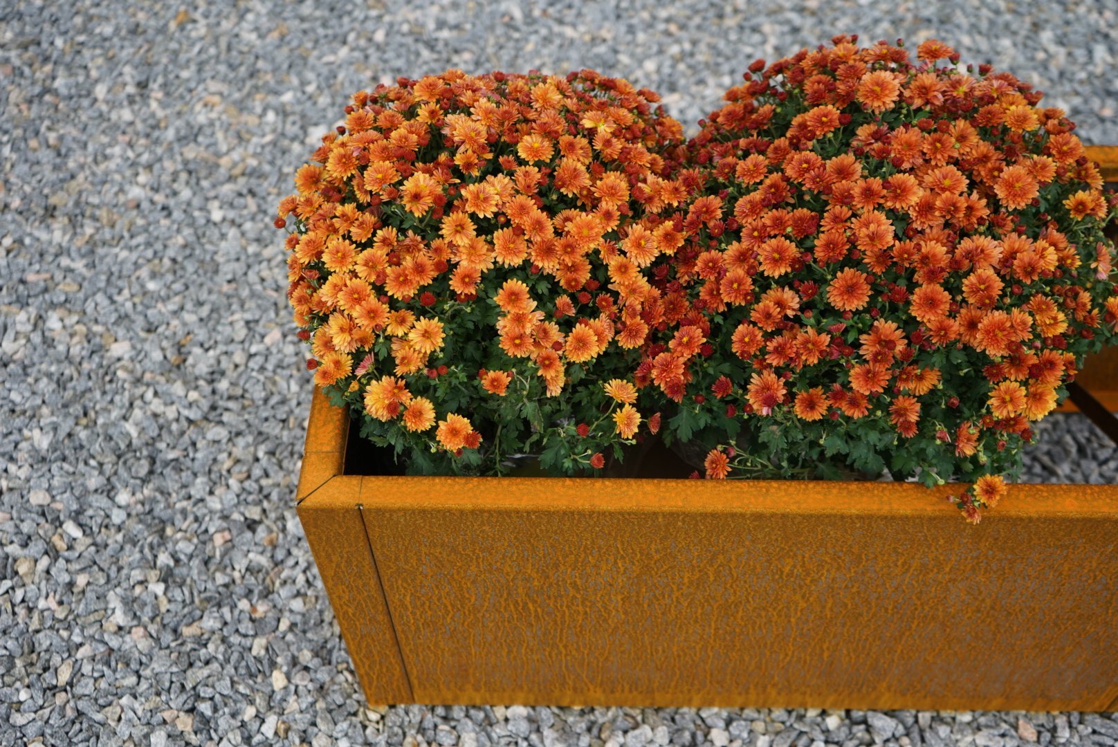 orange-blomster-byjema-plantekasse-no