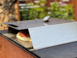 Pizzaovn i rustfritt stål plassert på grill