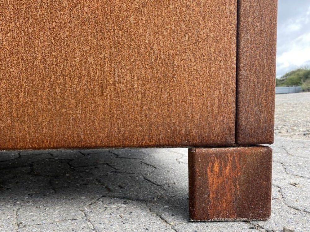 Plantekasse i cortenstål med føtter og naturlig rustpatina