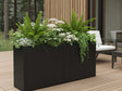 Plantekasse i svart stål med bregner og hvite blomster