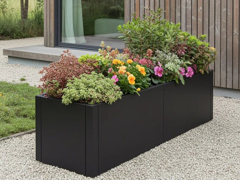 plantekasse-svart-staal-fargerike-blomster-terrasse