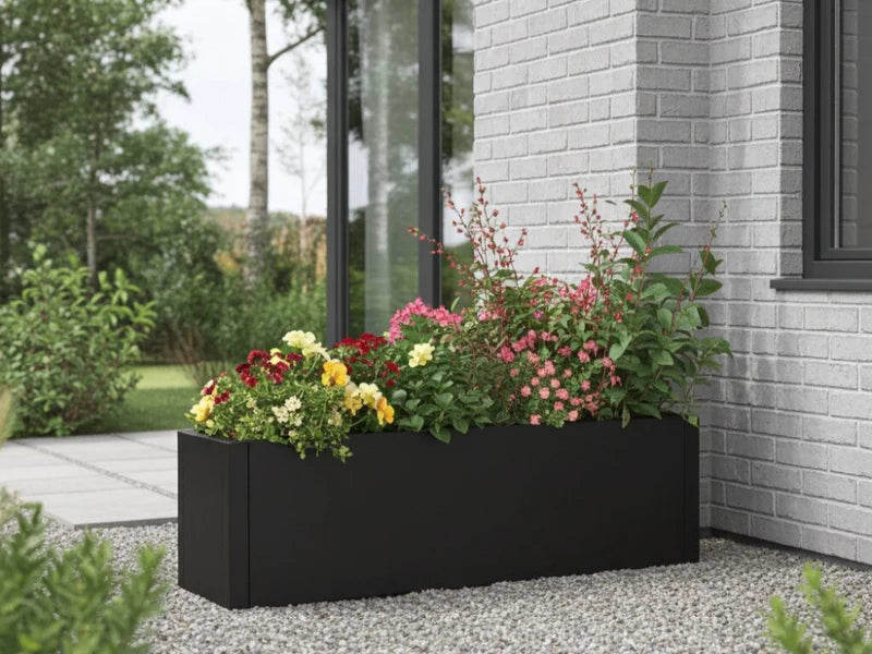 Plantekasse i svart stål med fargerike blomster