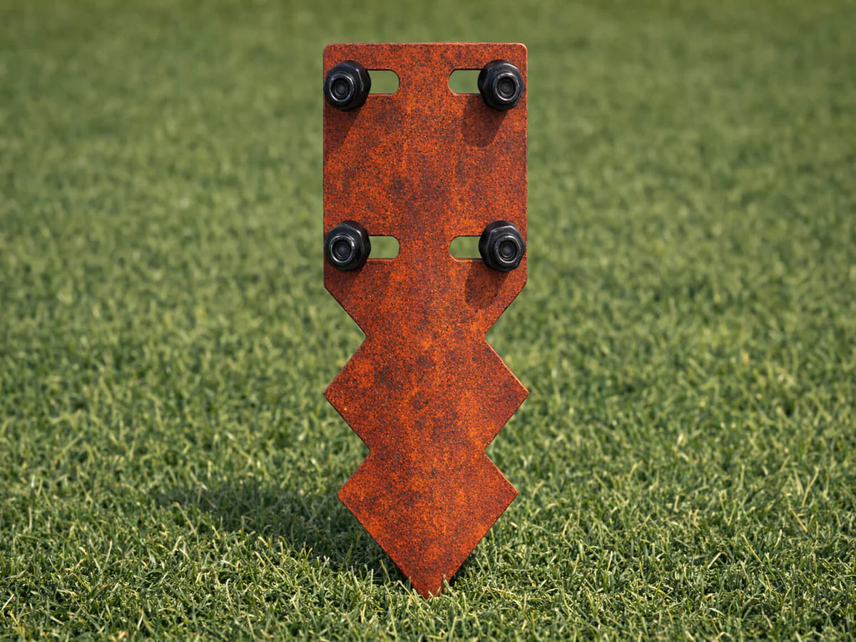 Rett samlespyd i cortenstål for montering av hagekant med svarte bolter