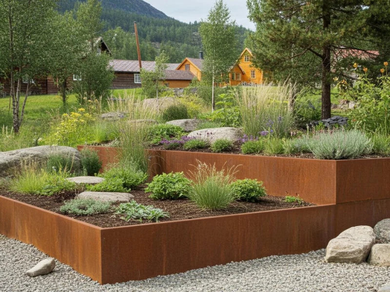 Støttemur i cortenstål med stauder og naturstein