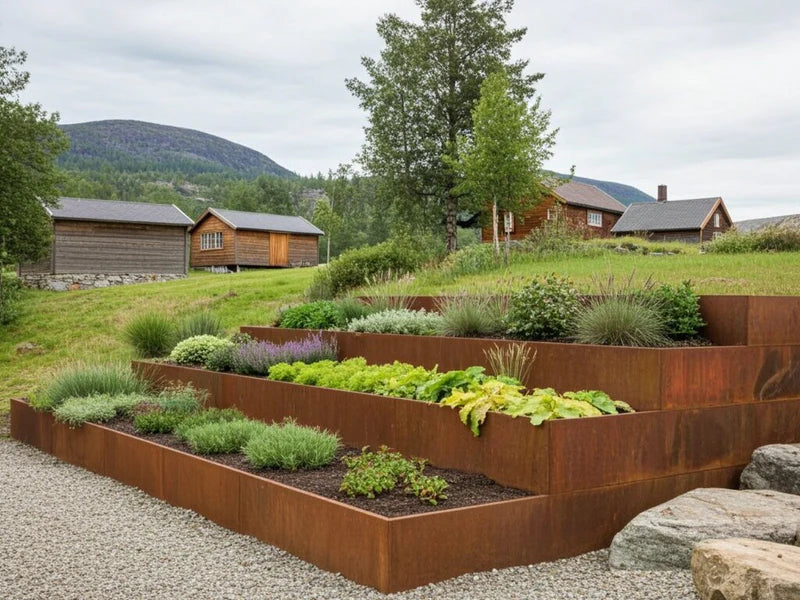 Støttemur i cortenstål rundt plantebed ved trehus