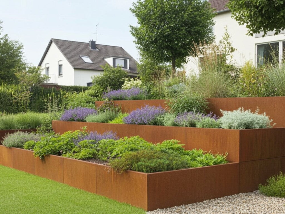 Støttemur i cortenstål med stauder i terrassert hage