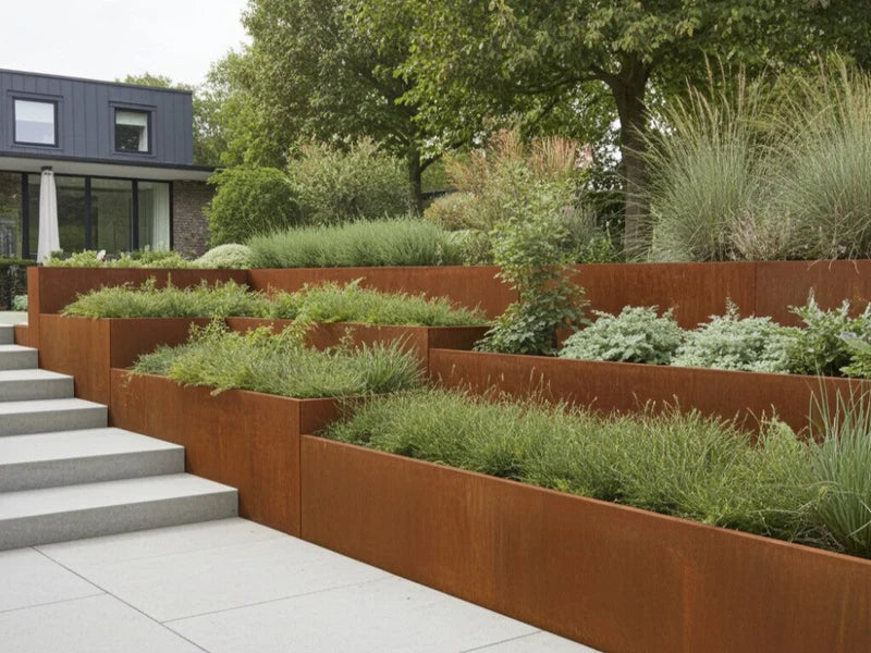 Terrassert støttemur i cortenstål med planter ved trapp