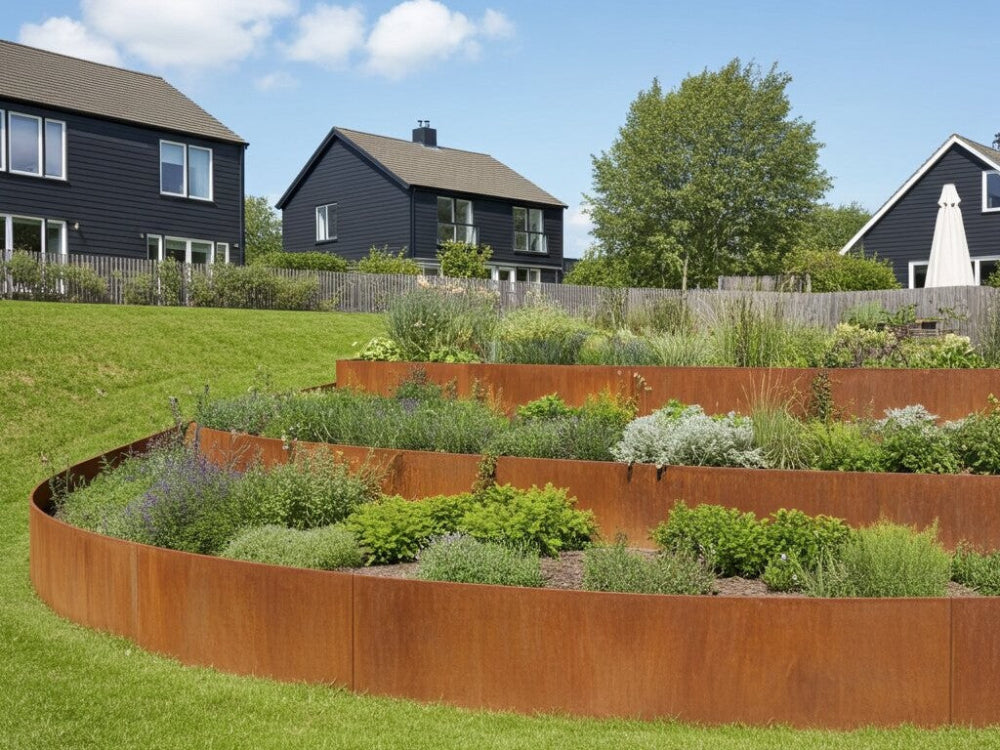 Terrassert støttemur i cortenstål i villahage