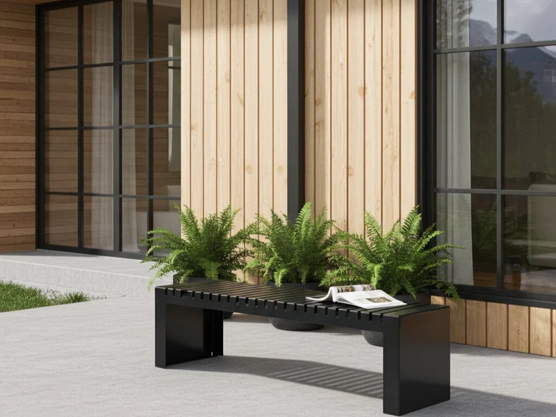 Moderne U-benk i sort stål i hage