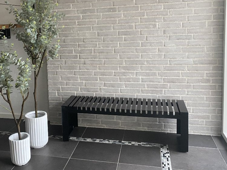 U-benk i sort stål i entré