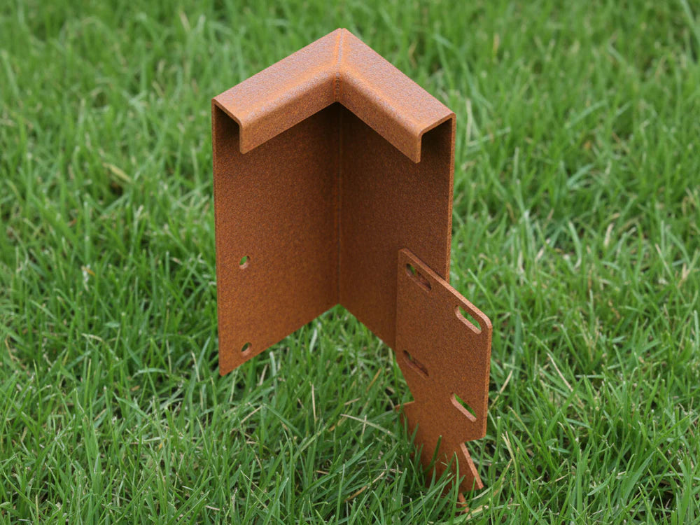 Utvendig 90 graders hjørne i cortenstål for hagekant med ombuk og samlespyd