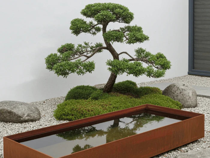 Rektangulaert vannkar i cortenstal som stilrent vannspeil i japanskinspirert hage