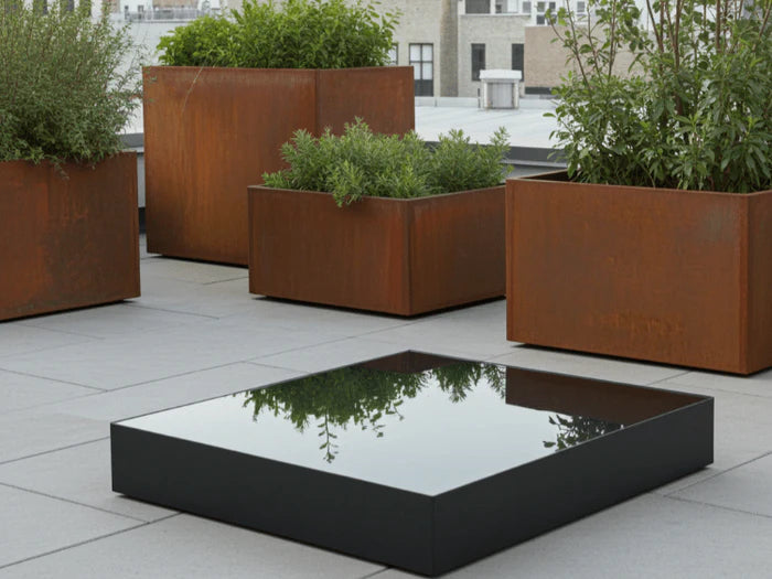 Kvadratisk vannkar i svartlakkert stal pa moderne terrasse