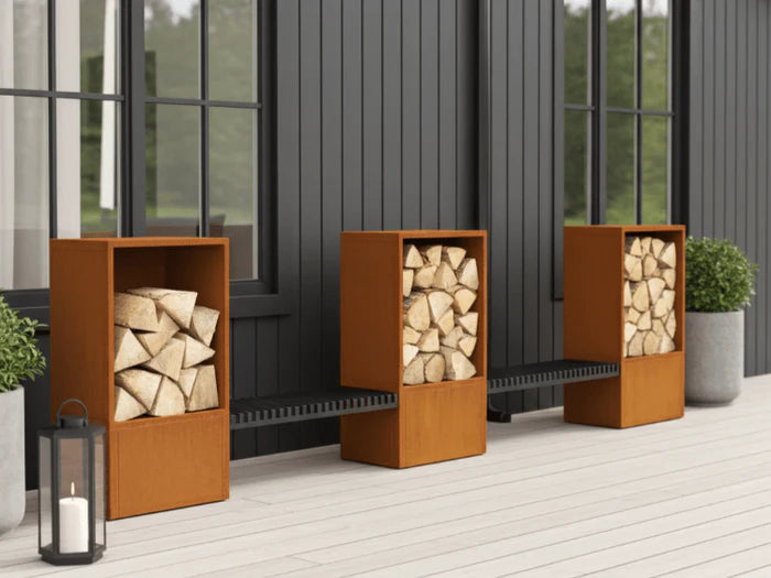 Vedoppbevaring i cortenstål med integrert sittebenk foran moderne husfasade