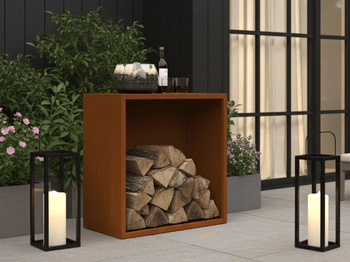 Moderne vedoppbevaring i cortenstål for stilren lagring av ved på terrasse