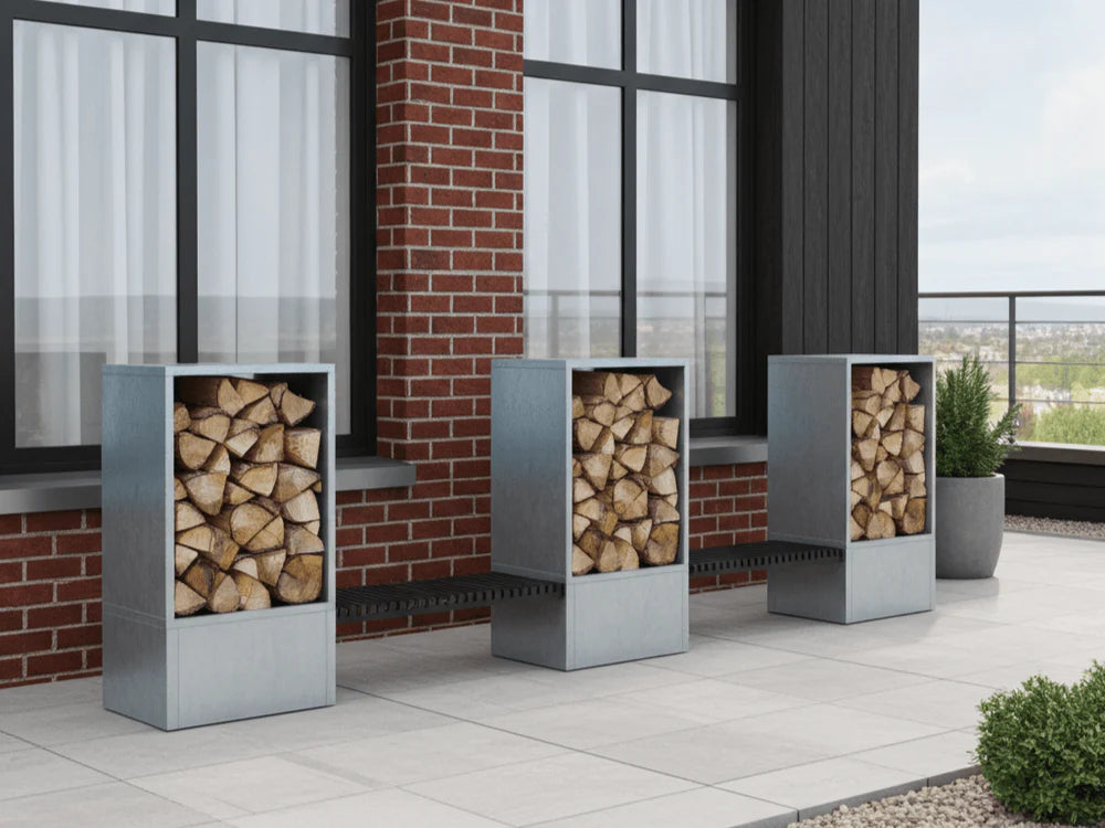 Vedoppbevaring i galvanisert stål med tre moduler og integrert sittebenk på moderne terrasse