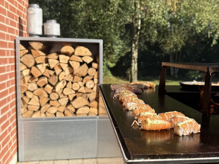 Vedoppbevaring i galvanisert stål kombinert med utekjøkken i hage