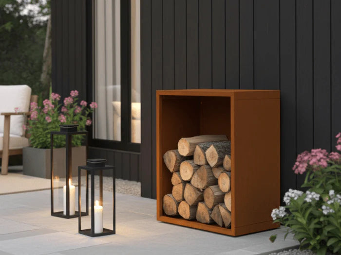 Vedstativ i cortenstål plassert ved moderne husfasade