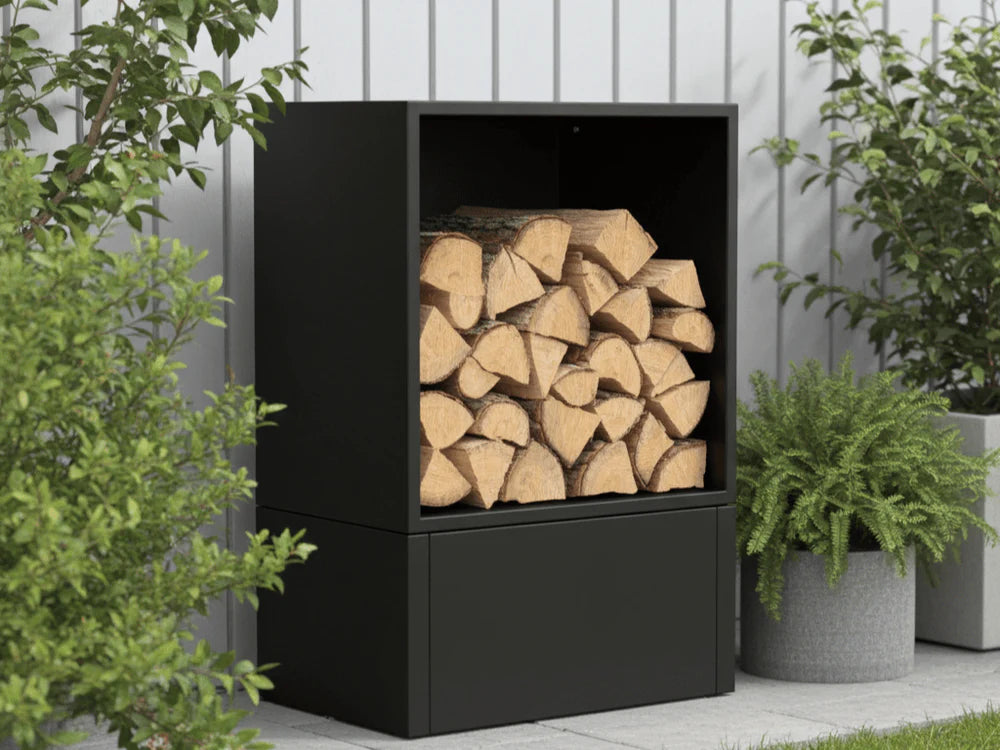 Vedstativ i sortlakkert metall for utendørs bruk ved moderne husfasade